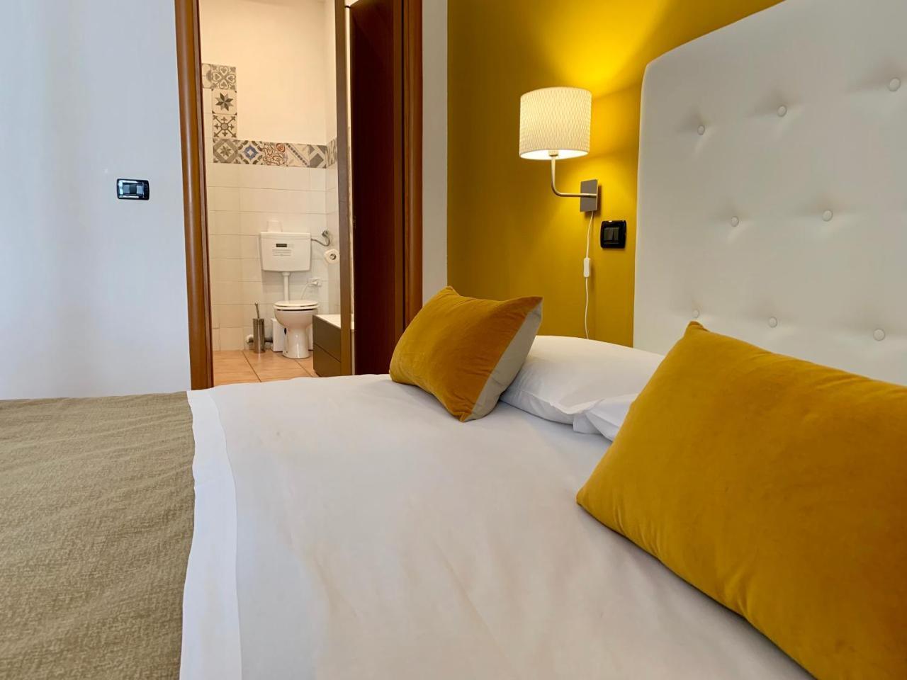 Hotel A Due Passi Dal Ponte Taranto Exterior foto